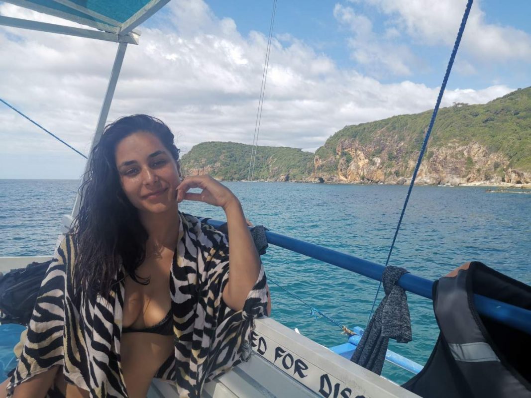 meisje in bikini op de boot op het water zee met bergen oude achtergrond
filipijnen