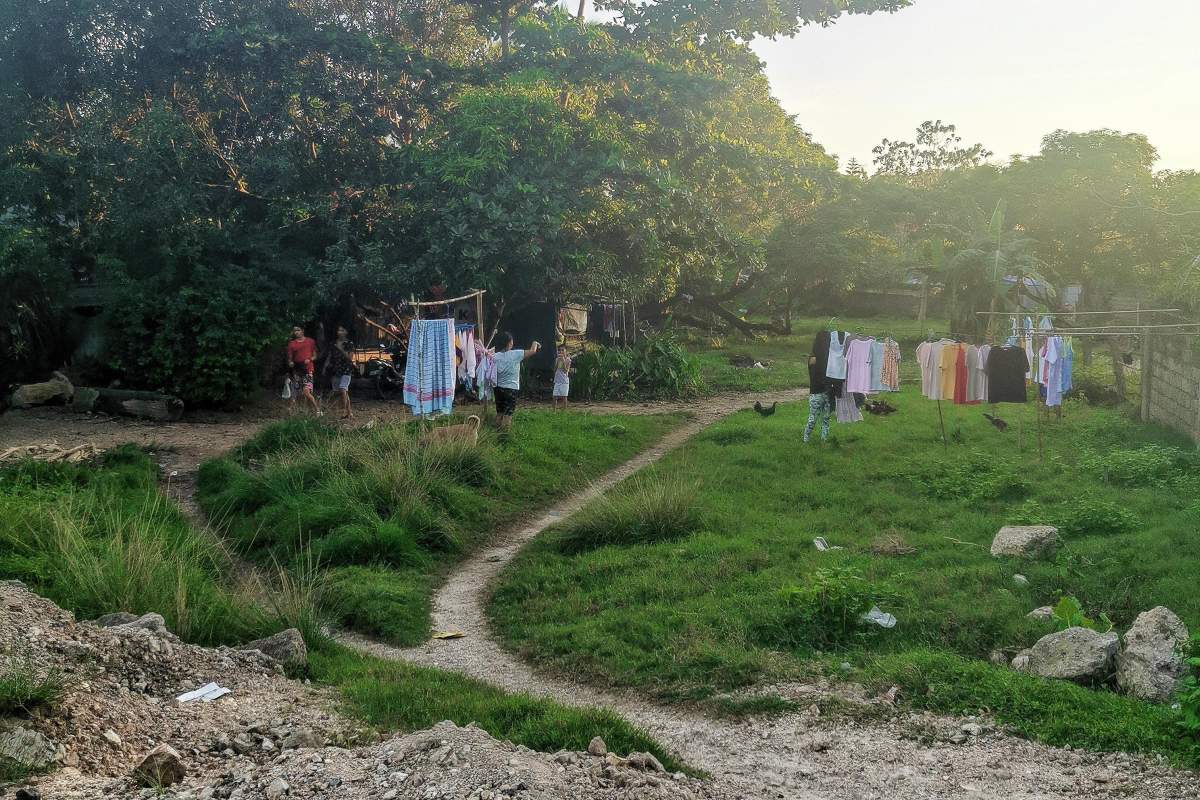natuur met gewassen kleding en spelende kinderen in Siargao, de filipijnen